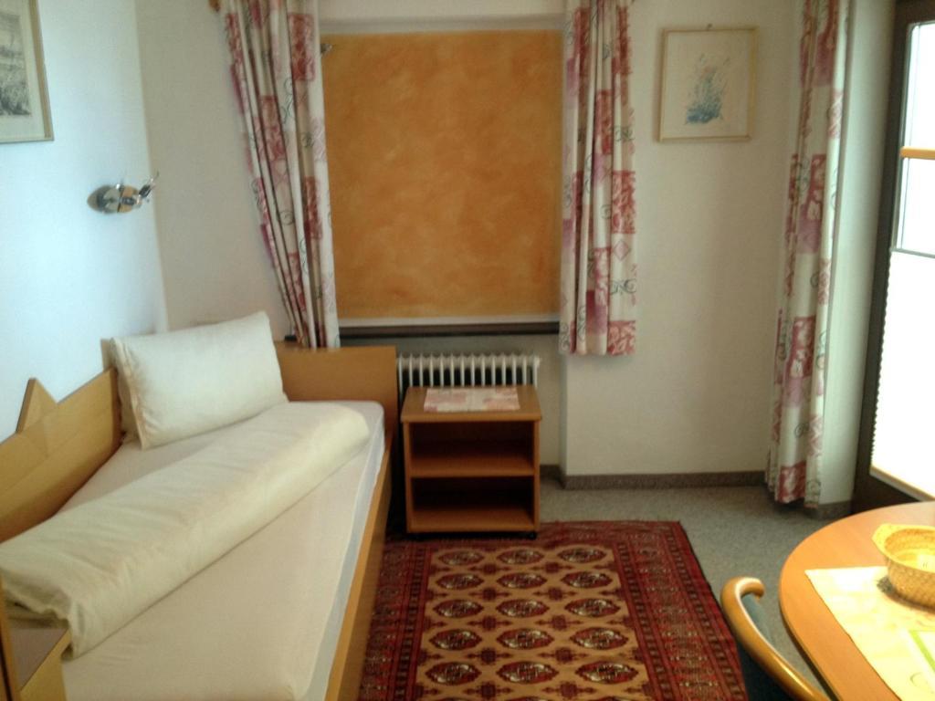 Pension Wallnoefer Mieming Ruang foto